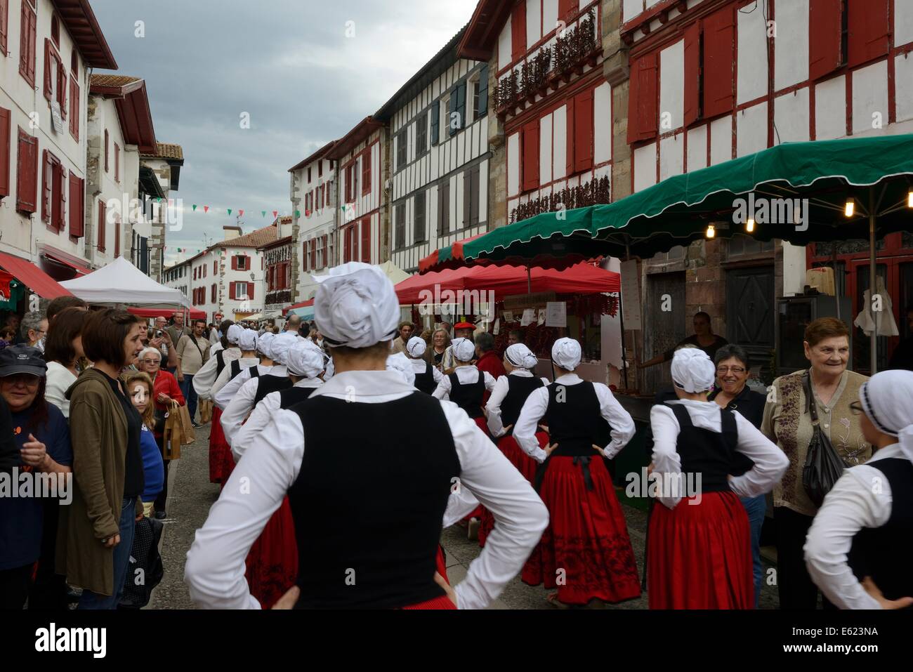 Francia, dei Pirenei atlantici (64) Paese Basco, Espelette pepe festival in ottobre, folk dance nelle strade Foto Stock