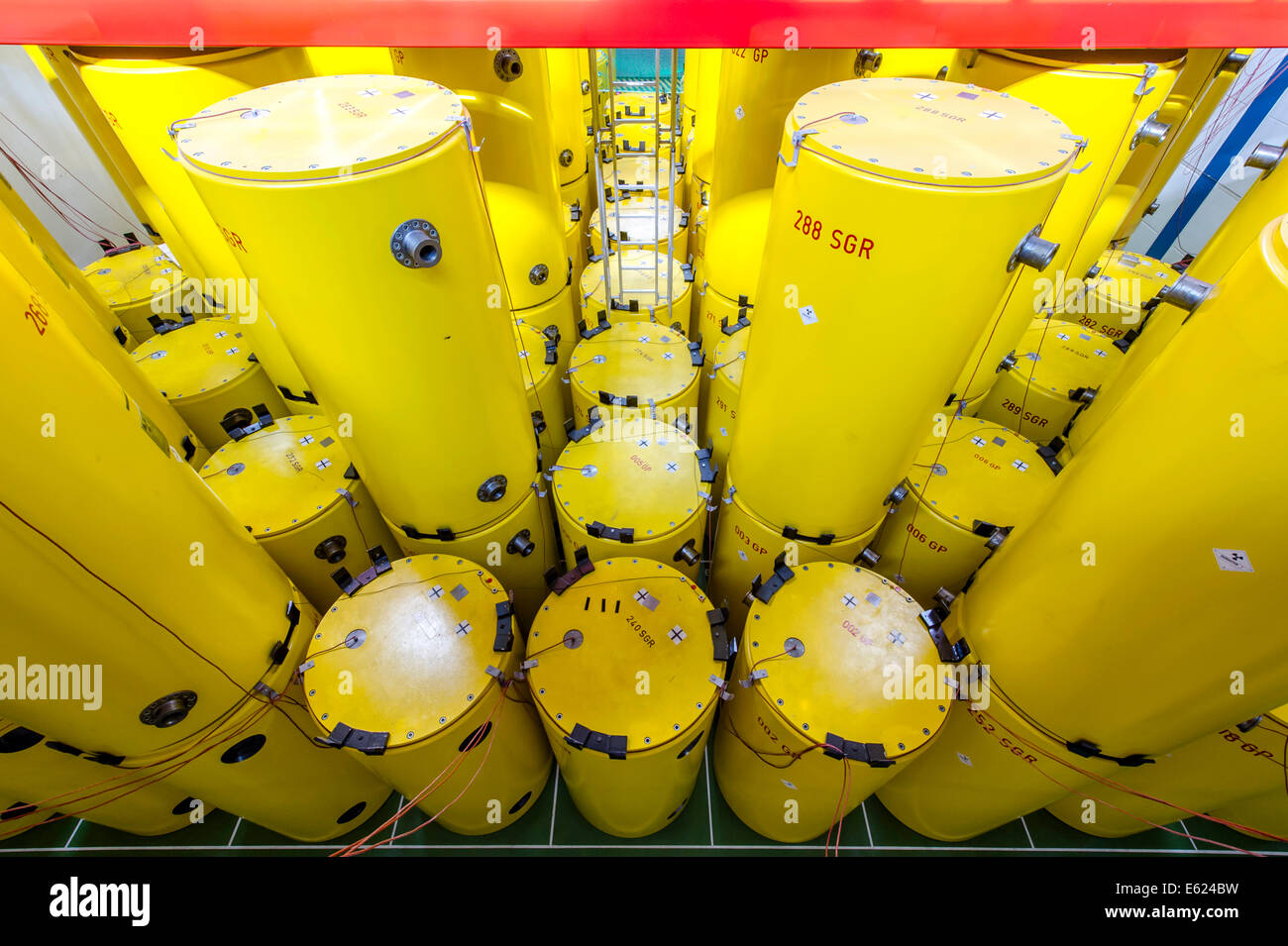 Rifiuti radioattivi è conservato in botti e contenitori Castor prima di spreco permanente storage, il centro di ricerca nucleare Foto Stock