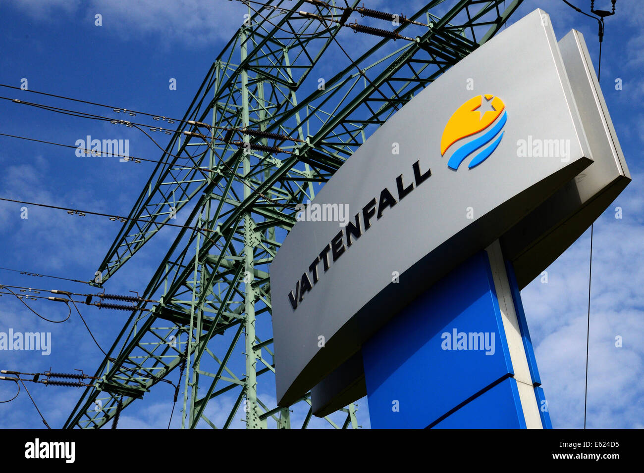 Il logo della società di energia Vattenfall davanti ad un traliccio di elettricità, Amburgo, Germania Foto Stock