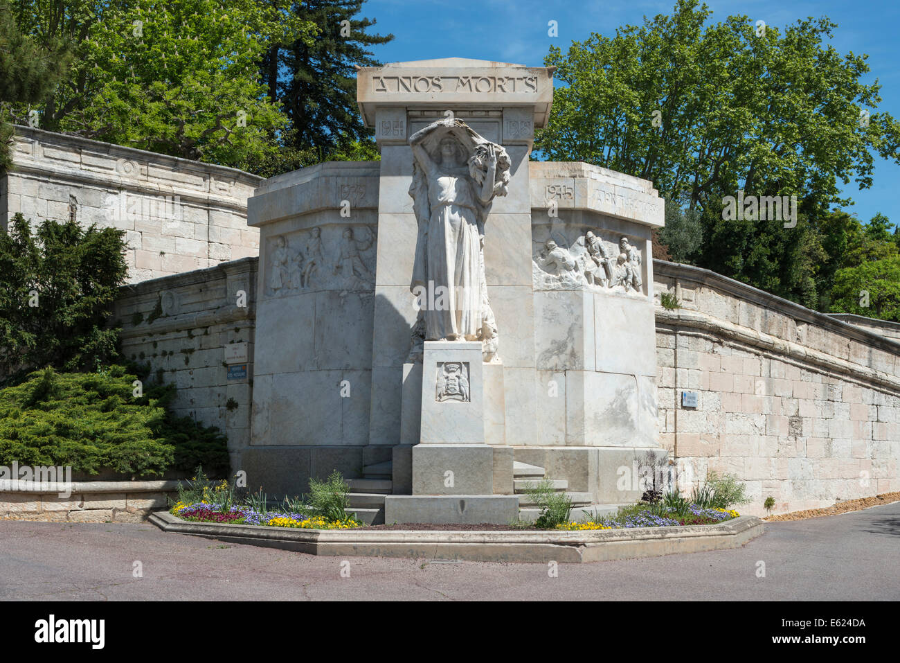 Un monumento ai caduti delle guerre del XX secolo, giardino pubblico sul Rocher des Domes rock, Avignone Foto Stock