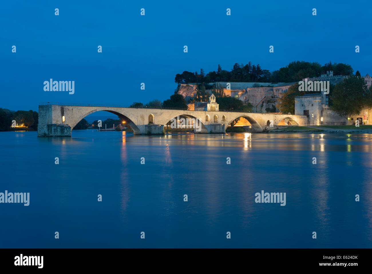 Rodano con le Pont Ponte Saint-Bénézet, noto anche come Pont d'Avignon, Rocher des Doms rock sul retro, Notte Avignone Foto Stock