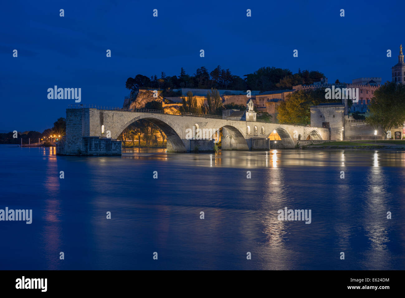 Rodano con le Pont Ponte Saint-Bénézet, noto anche come Pont d'Avignon, Rocher des Doms rock sul retro, Notte Avignone Foto Stock