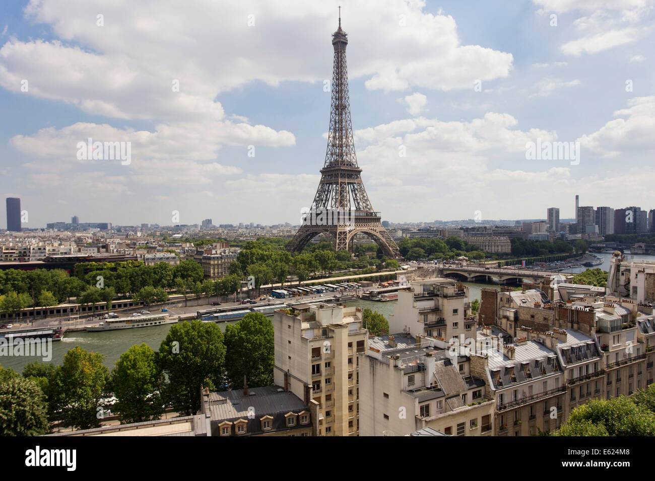 Torre Eiffel Seine, vista dalla terrazza dell'hotel Shangri-La, Parigi, Francia Foto Stock