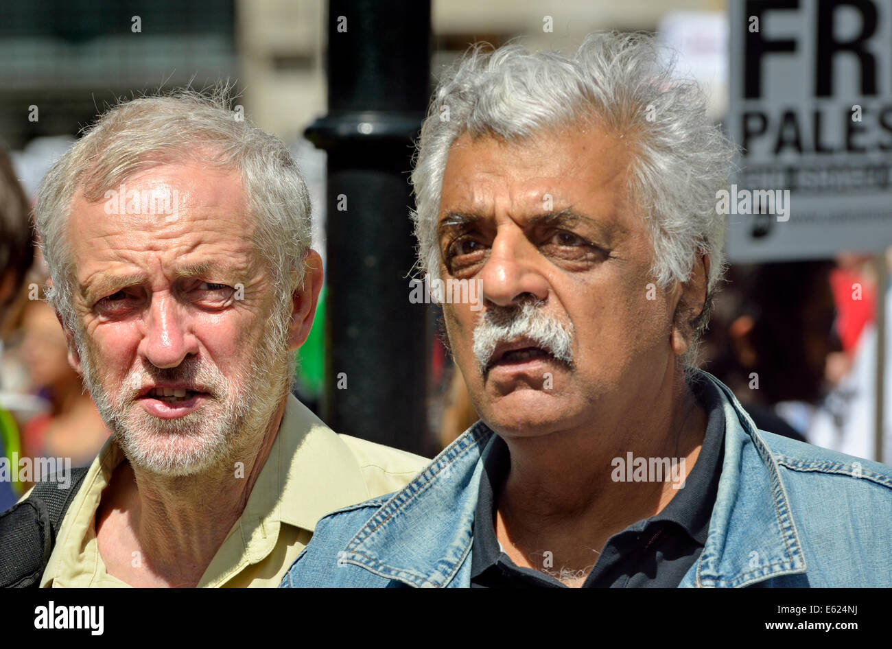 Jeremy Corbyn MP e Tariq Ali (scrittore e emittente) sulla manifestazione nazionale per Gaza, Londra 9 Agosto 2014 Foto Stock