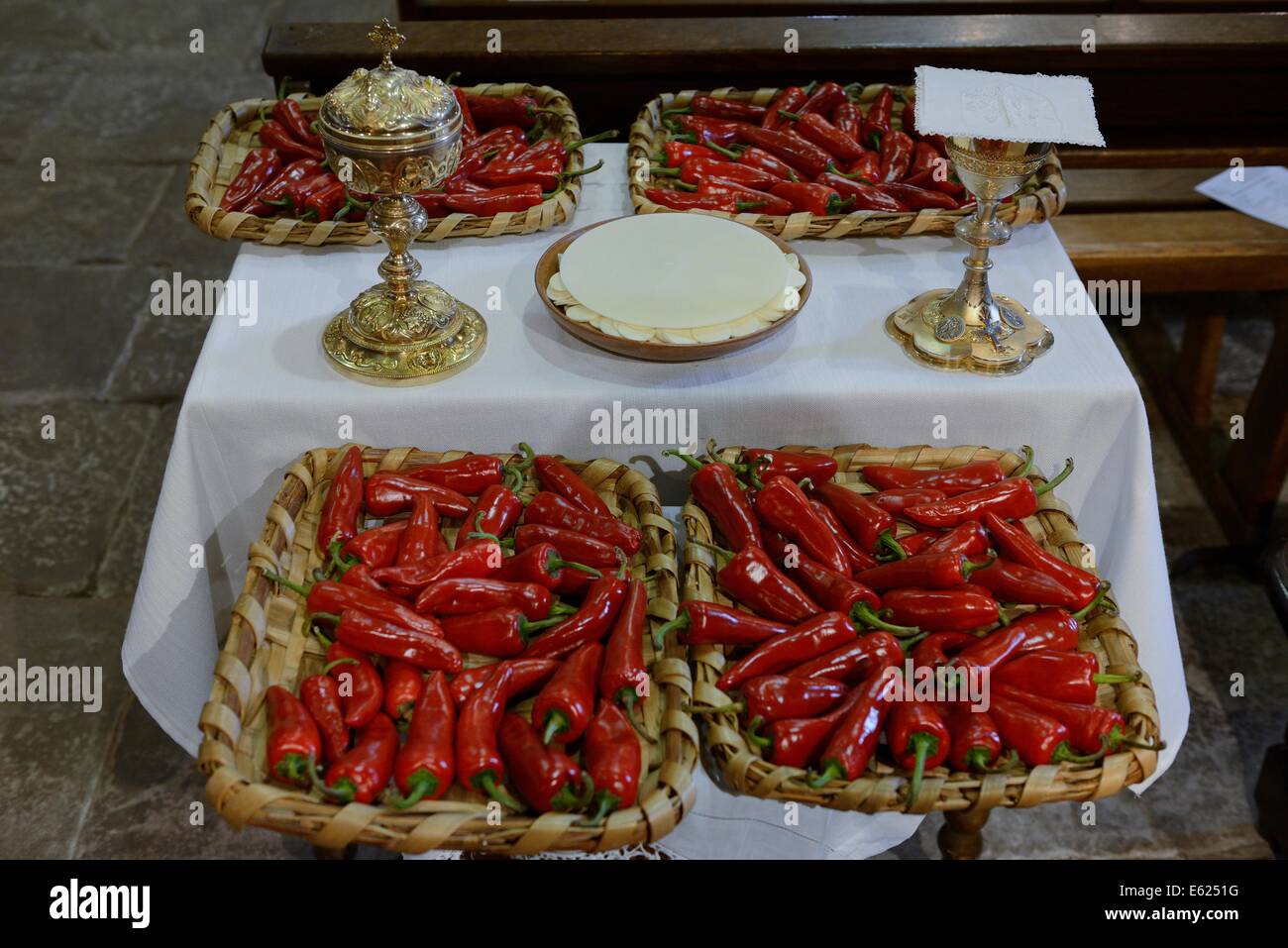 Francia, dei Pirenei atlantici (64) Paese Basco, Espelette pepe festival nel mese di ottobre, la solenne Santa Messa con la benedizione dei peperoni Foto Stock