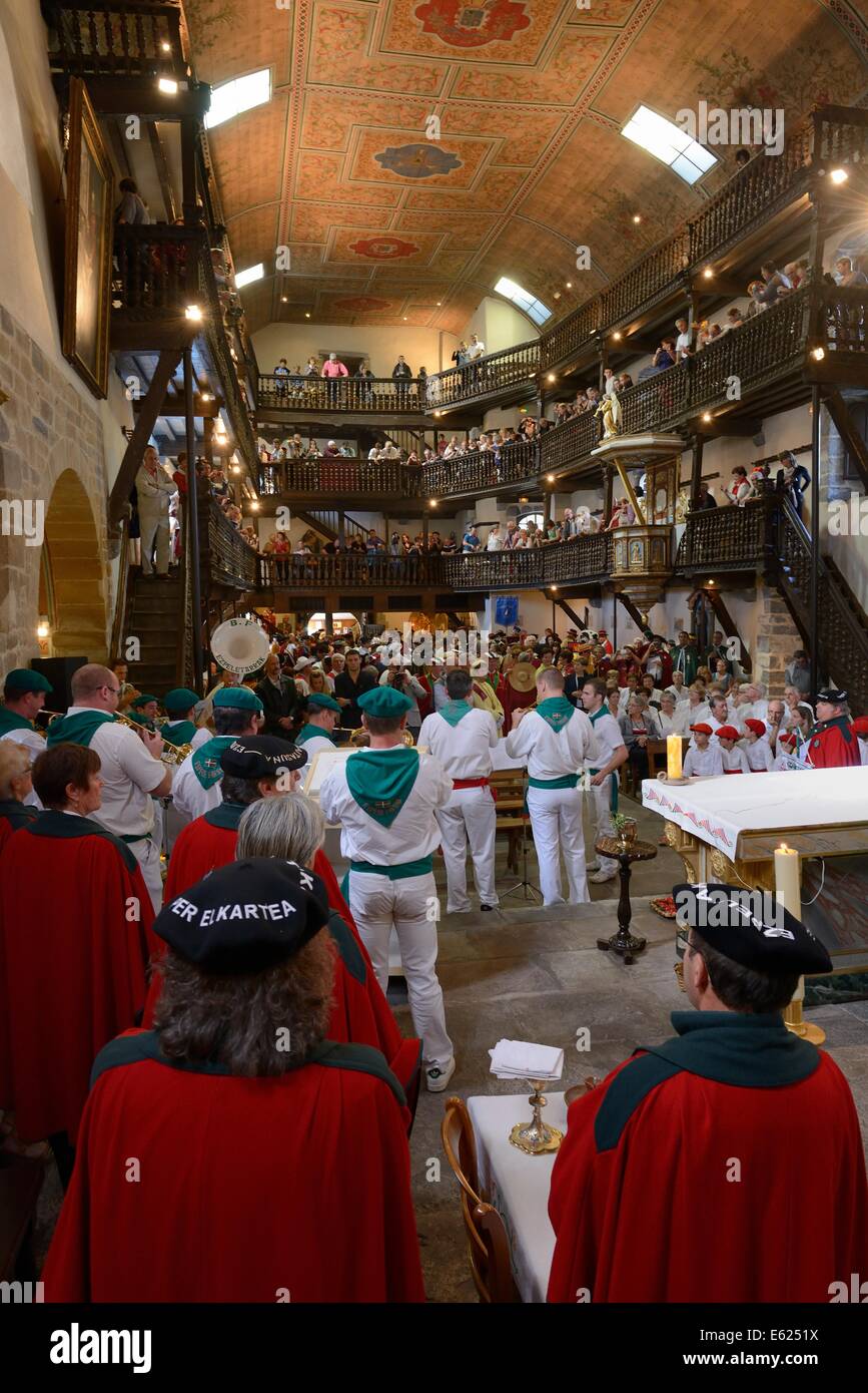 Francia, dei Pirenei atlantici (64) Paese Basco, Espelette pepe festival nel mese di ottobre, la solenne Santa Messa con la benedizione dei peperoni Foto Stock
