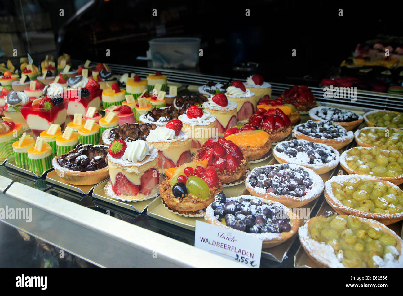 Pasticceria dolce, ricca e cremosa in pasticceria tedesca. Foto Stock