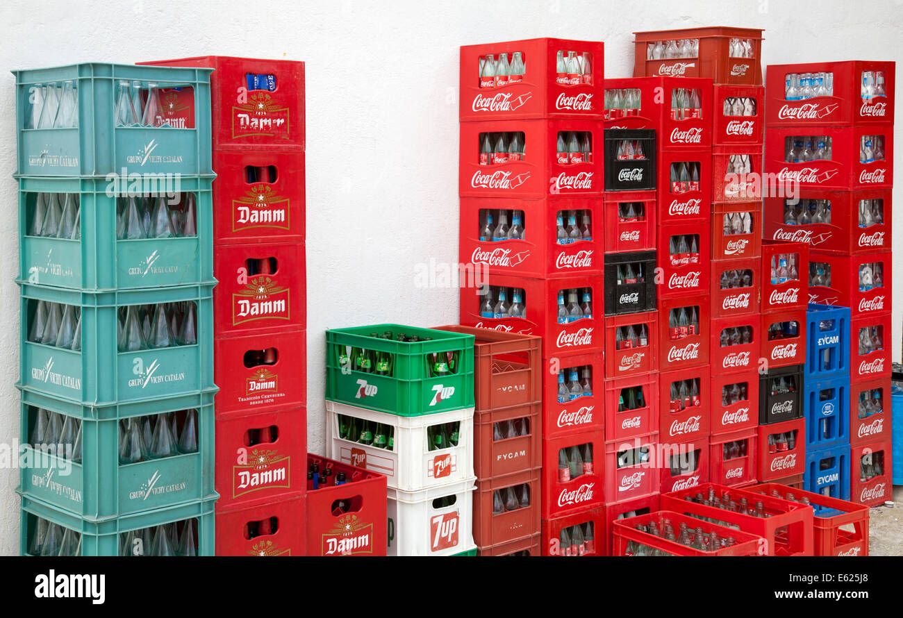 Bottiglie vuote in gabbie in Ibiza Foto Stock