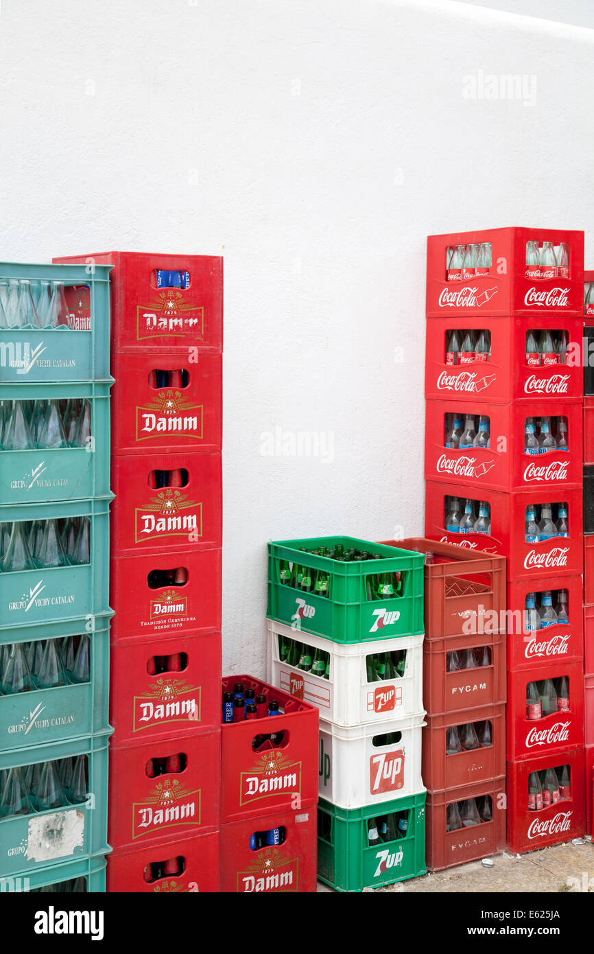 Bottiglie vuote in gabbie in Ibiza Foto Stock
