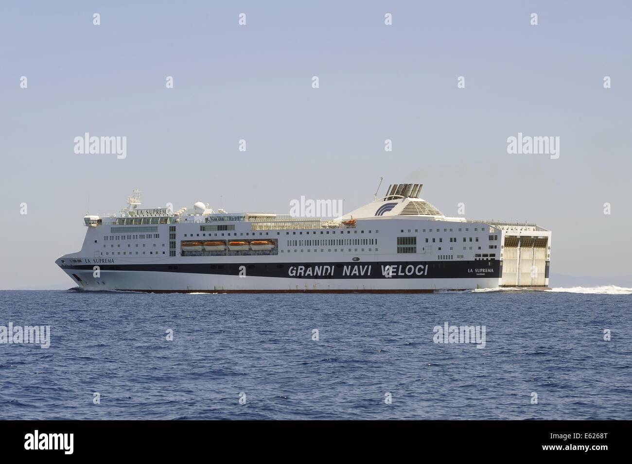 Traghetto "La Suprema' delle Grandi Navi Veloci azienda nella navigazione  offshore dell'isola d'Elba Foto stock - Alamy