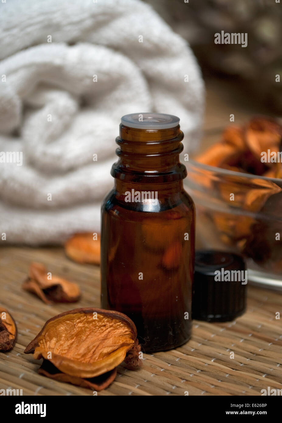 Bottiglia di olio essenza, pot-pourri e asciugamano Foto Stock