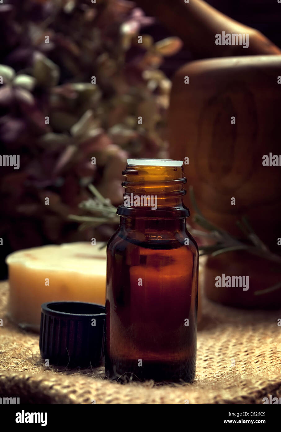 Spa e la cura del corpo composizione con dell'olio aromaterapia e sapone naturale Foto Stock