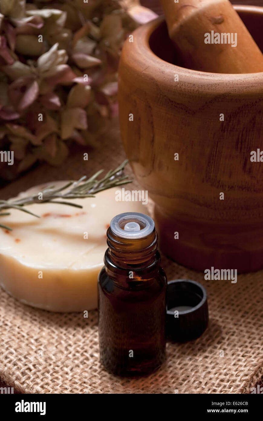 Spa e la cura del corpo composizione con dell'olio aromaterapia e sapone naturale Foto Stock