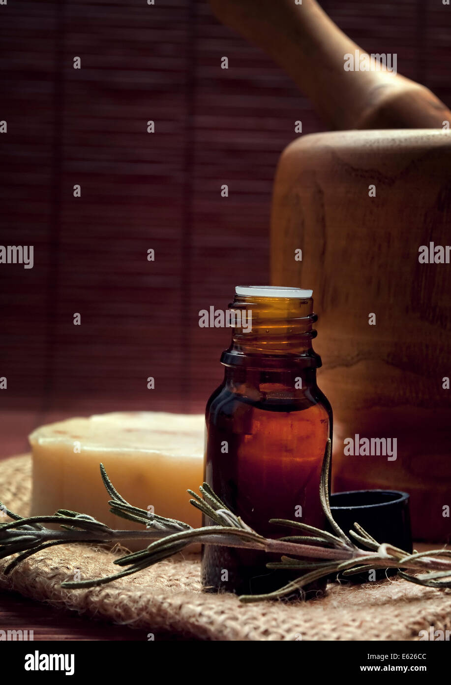 Spa e la cura del corpo composizione con dell'olio aromaterapia e sapone naturale Foto Stock