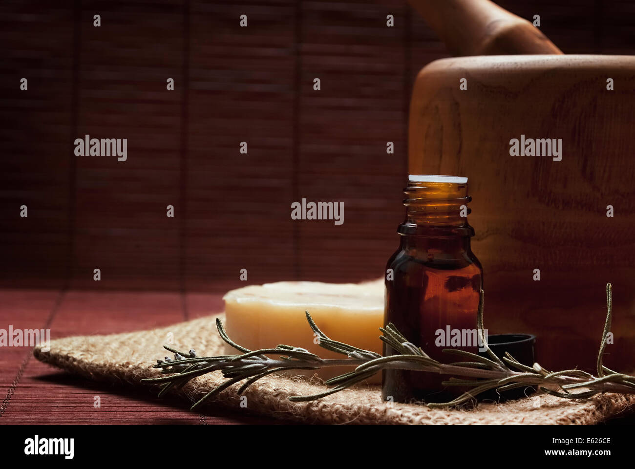 Spa e la cura del corpo composizione con dell'olio aromaterapia e sapone naturale Foto Stock
