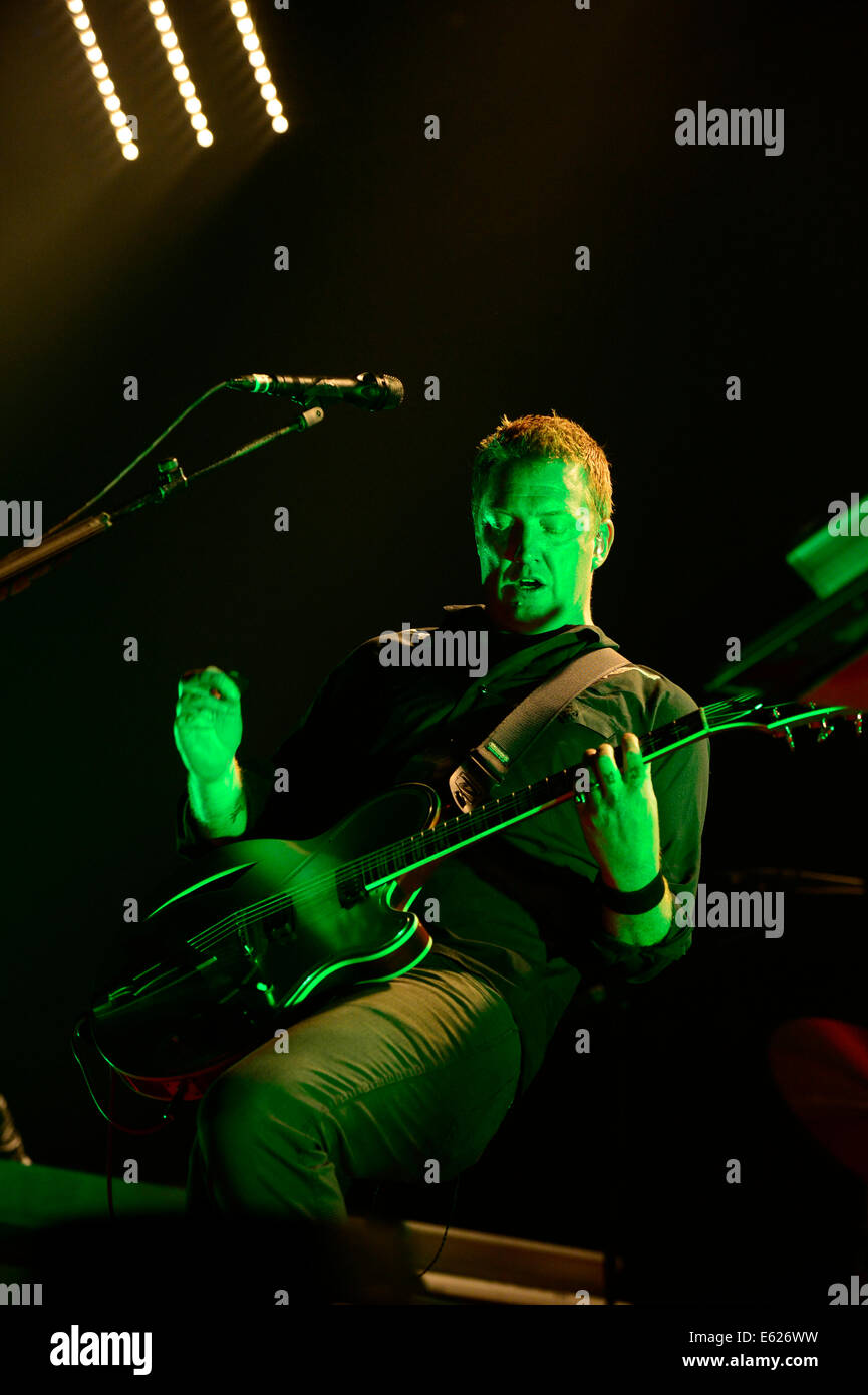 Praga, Repubblica Ceca. 11 Ago, 2014. Musicista Rock, multi-strumentista e record producer Josh Homme, frontman di noi rock band regine dell'età della pietra esegue a Praga Repubblica Ceca, 11 agosto 2014. Credito: Roman Vondrous/CTK foto/Alamy Live News Foto Stock