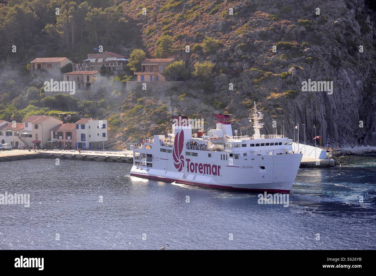 Isola di Capraia (Arcipelago Toscano, Italia), Toremar traghetto nel porto Foto Stock