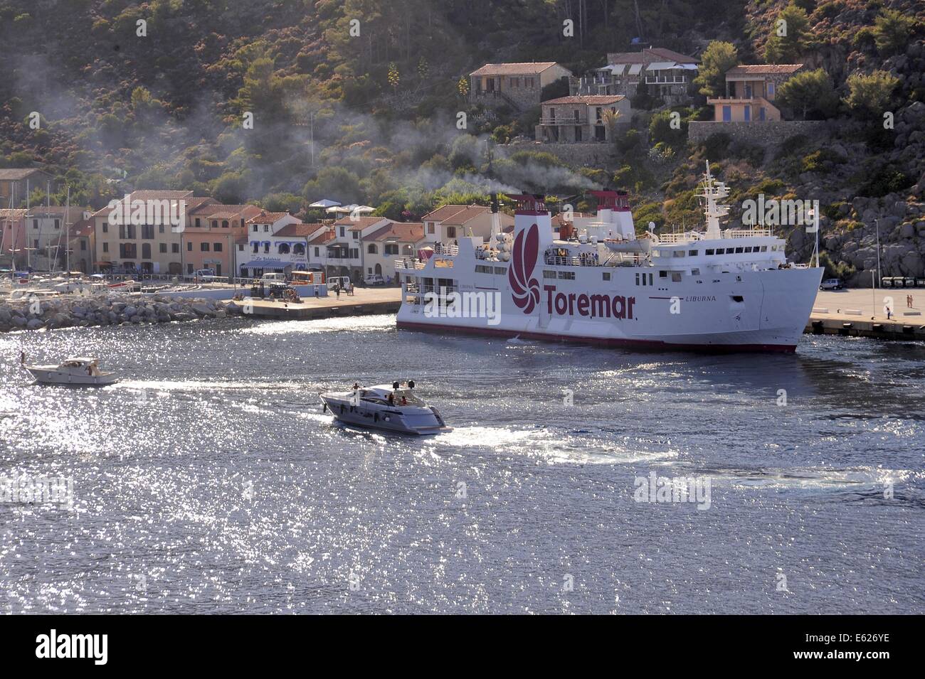 Isola di Capraia (Arcipelago Toscano, Italia), Toremar traghetto nel porto Foto Stock