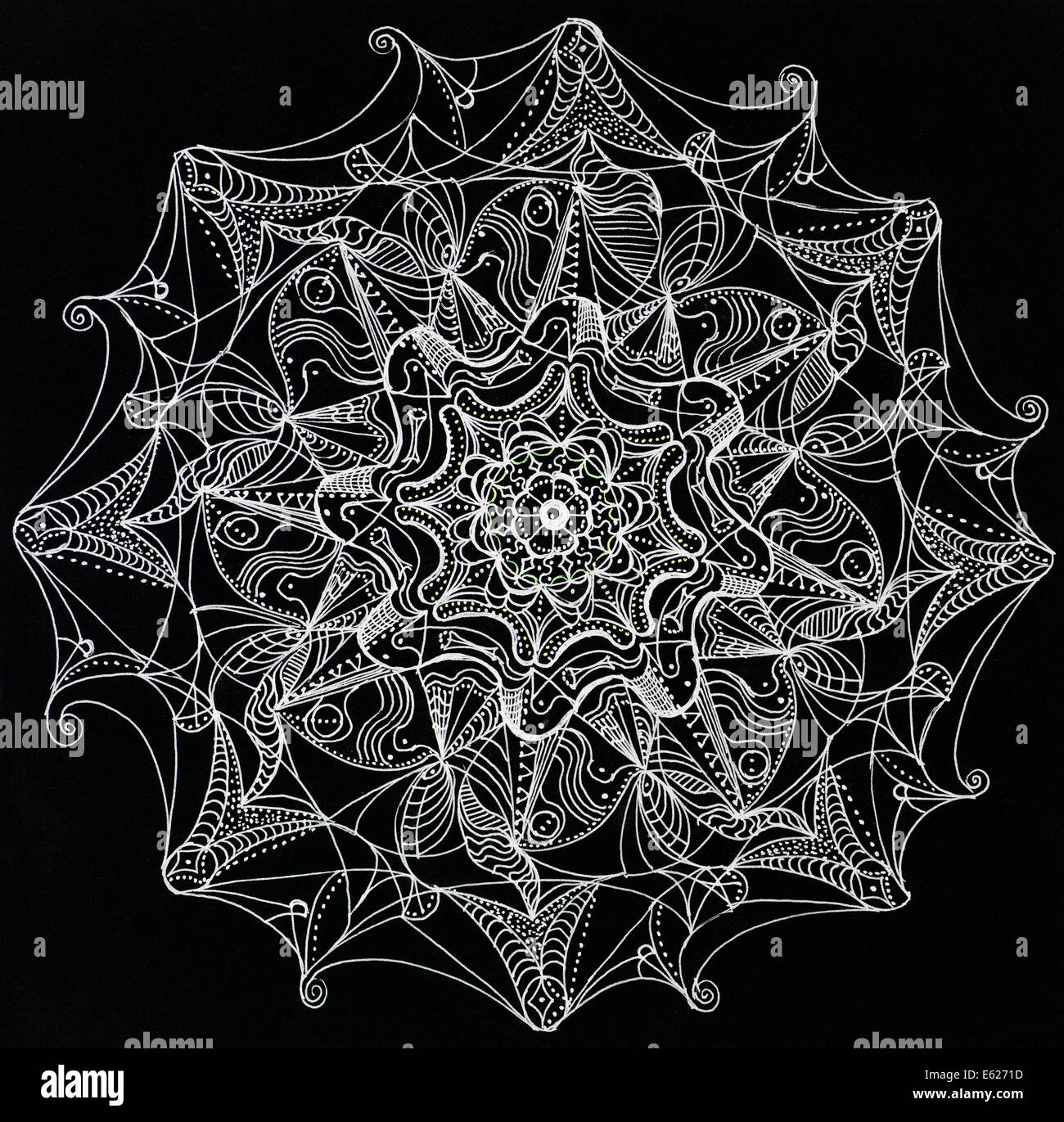 Disegnata a mano Bellissimo mandala bianco su sfondo nero Foto Stock