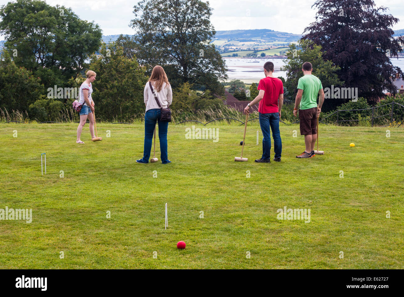 Agosto 2014. Un gruppo di studenti e amici giocando croquet sul prato di fronte A La Ronde country house a Exmouth, Devon. Foto Stock