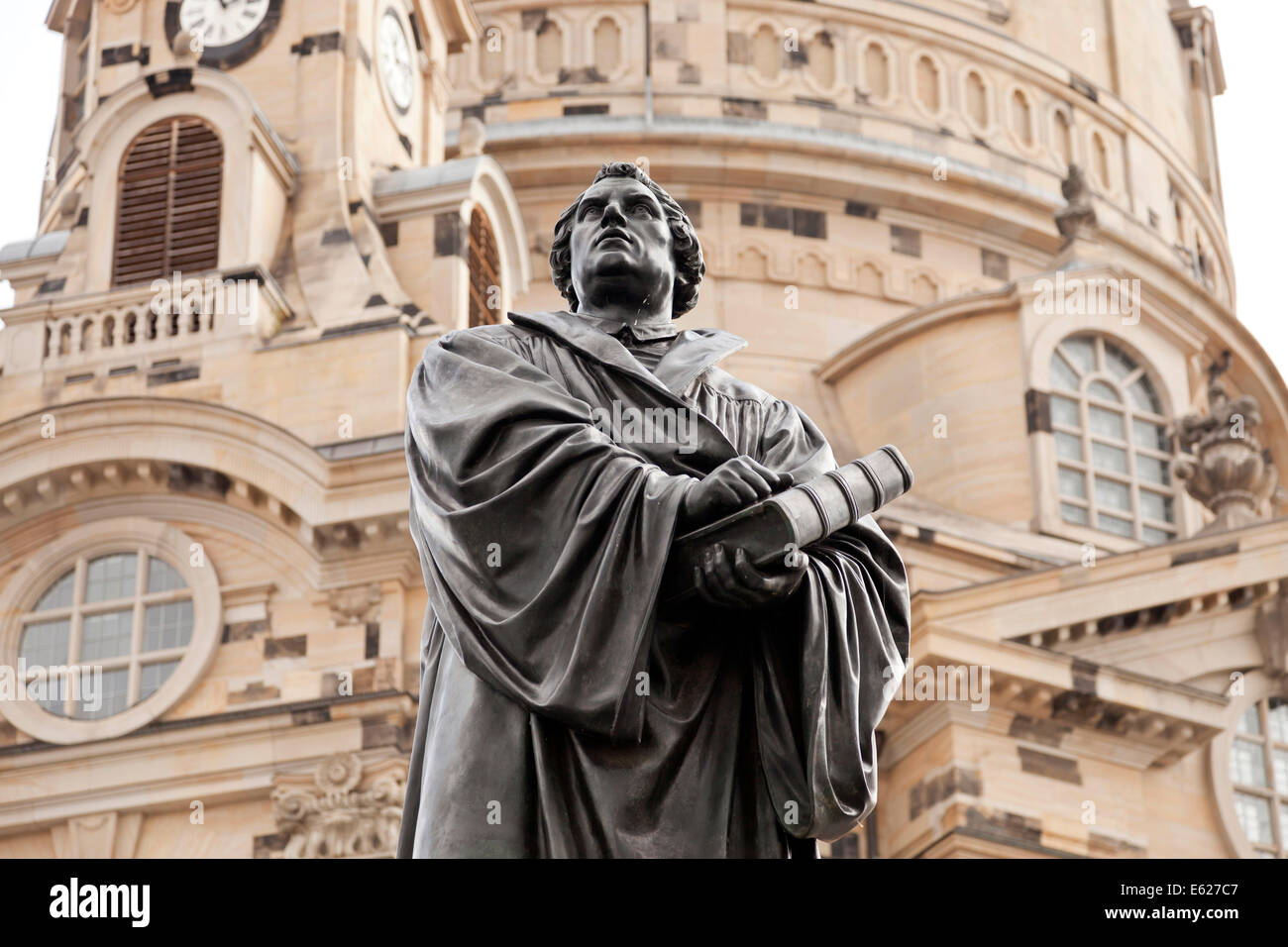 Martin Lutero - una statua che si trova nella parte anteriore della Frauenkirche sul Neumarkt nuova piazza del mercato a Dresda in Sassonia, Germania, Europa Foto Stock