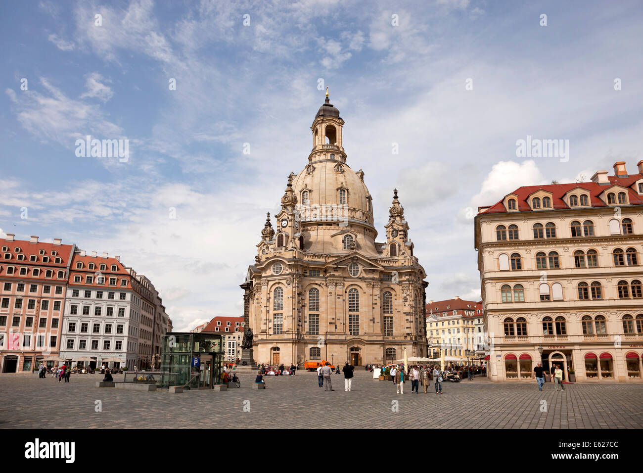 La Frauenkirche e Residenzschloss nuova piazza del mercato a Dresda in Sassonia, Germania, Europa Foto Stock