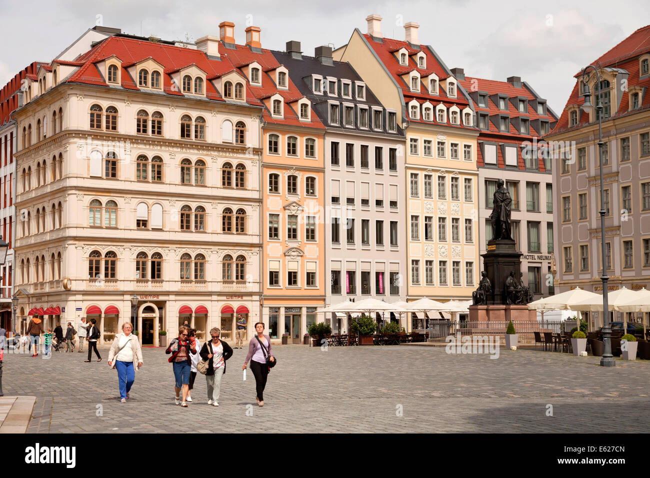 Facciate rinnovate sul Neumarkt nuova piazza del mercato a Dresda in Sassonia, Germania, Europa Foto Stock