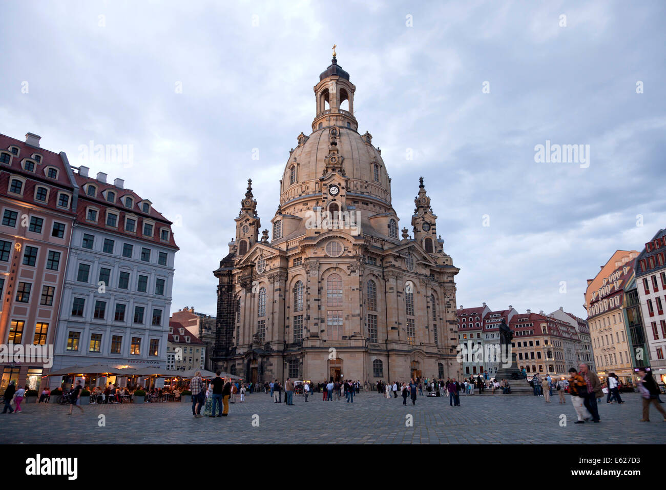 La Frauenkirche e Residenzschloss nuova piazza del mercato a Dresda in Sassonia, Germania, Europa Foto Stock