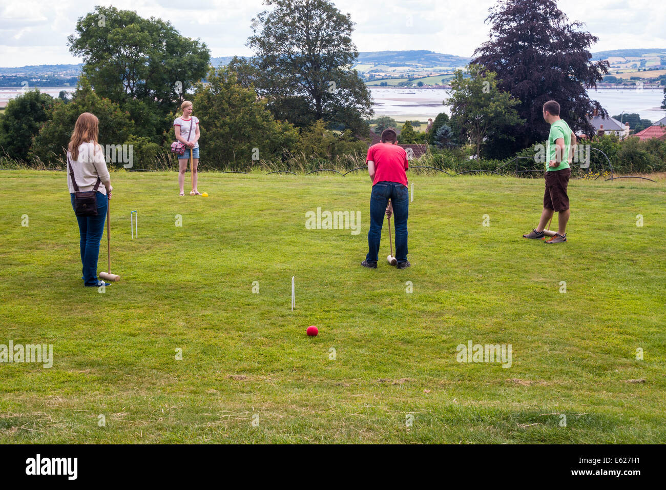 Agosto 2014. Un gruppo di studenti e amici giocando croquet sul prato di fronte A La Ronde country house a Exmouth, Devon. Foto Stock