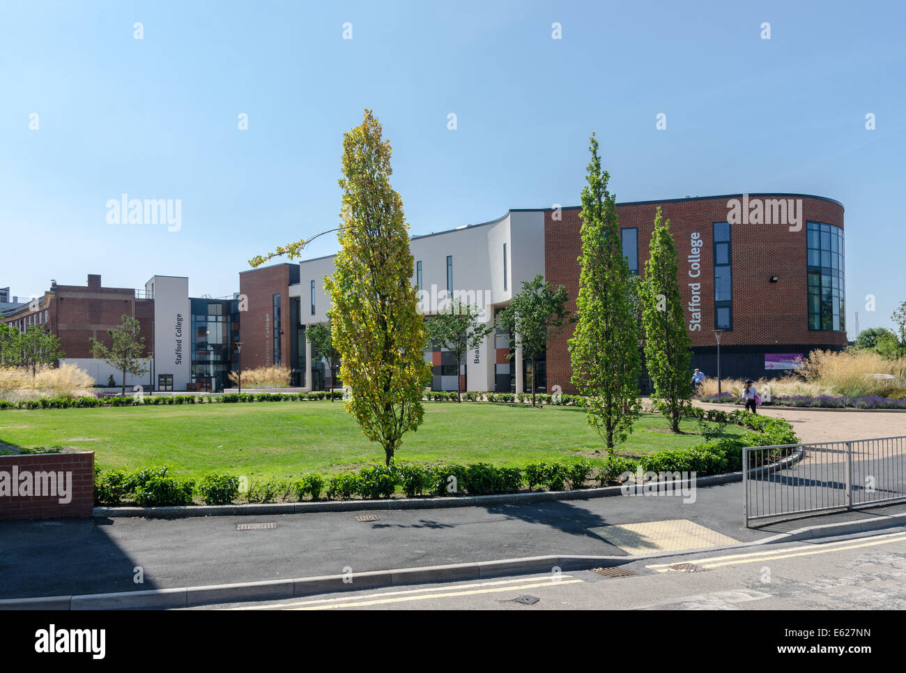 Stafford College Campus visto da Broad Street in Stafford Foto Stock