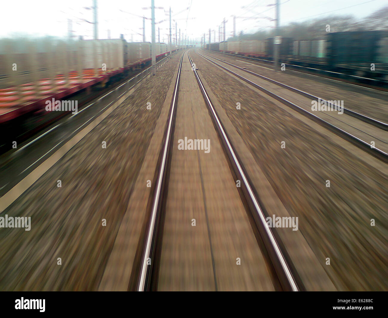 I binari della ferrovia dalla prospettiva del driver del motore in rapido movimento del treno. Foto Stock