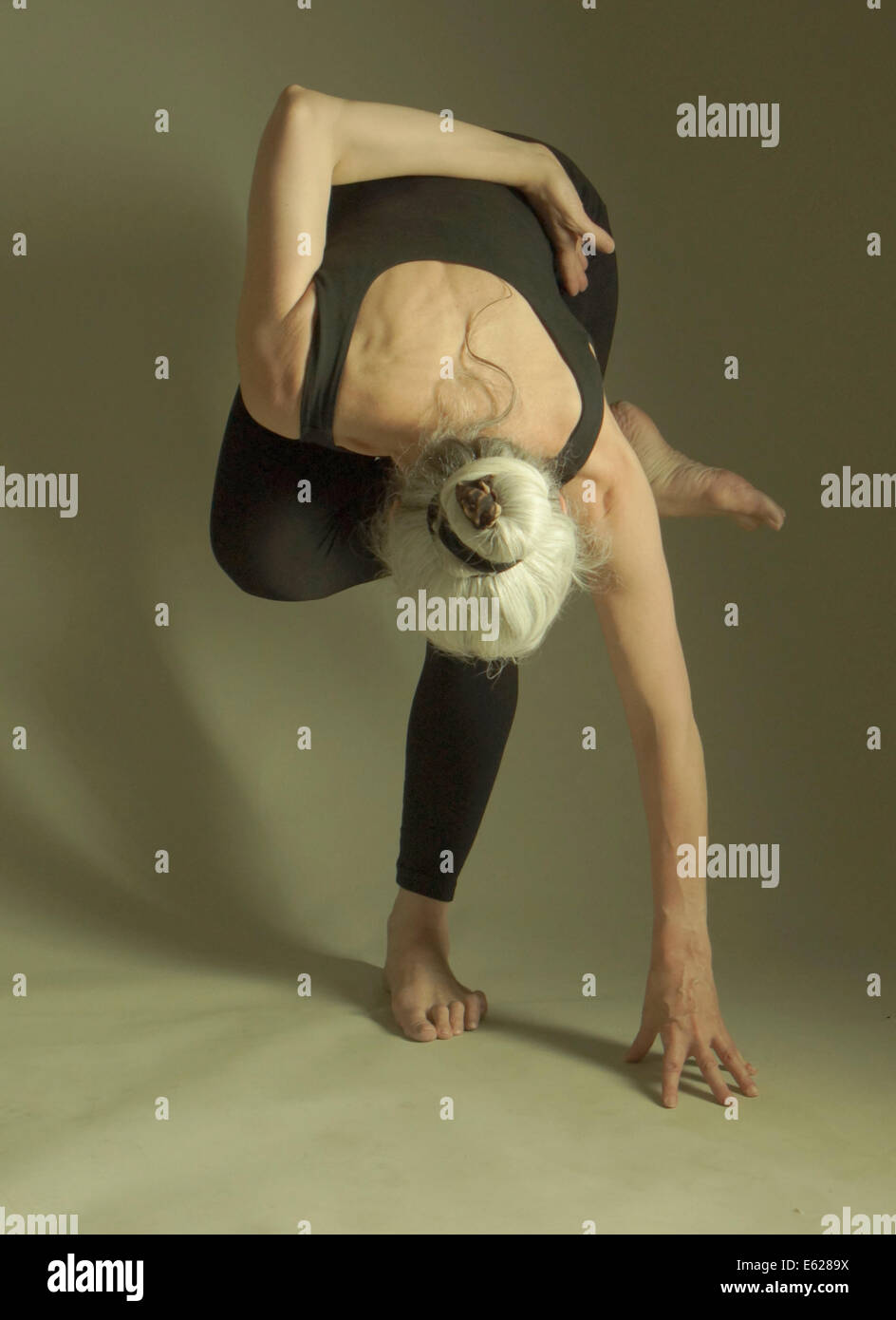 Coppia Alex fa yoga & ballet to stay fit ,flessibile e mantenere l'immagine del corpo , migliorare la sua postura, poise, migliorare equilibrio, Foto Stock