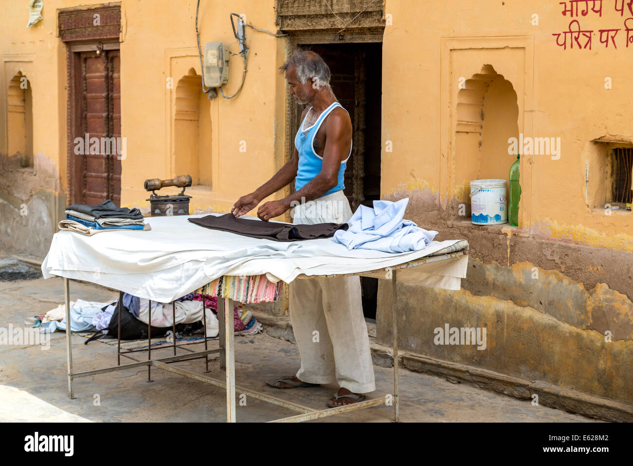 Mandawa India Giugno 2014: scene di strada con gli uomini a stirare il servizio lavanderia Foto Stock