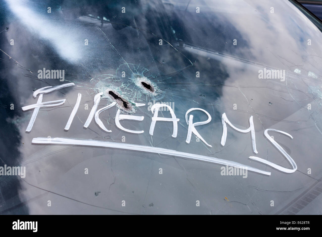 Fori di proiettile in un parabrezza di automobile usata per la formazione di armi da fuoco da parte della polizia. Foto Stock