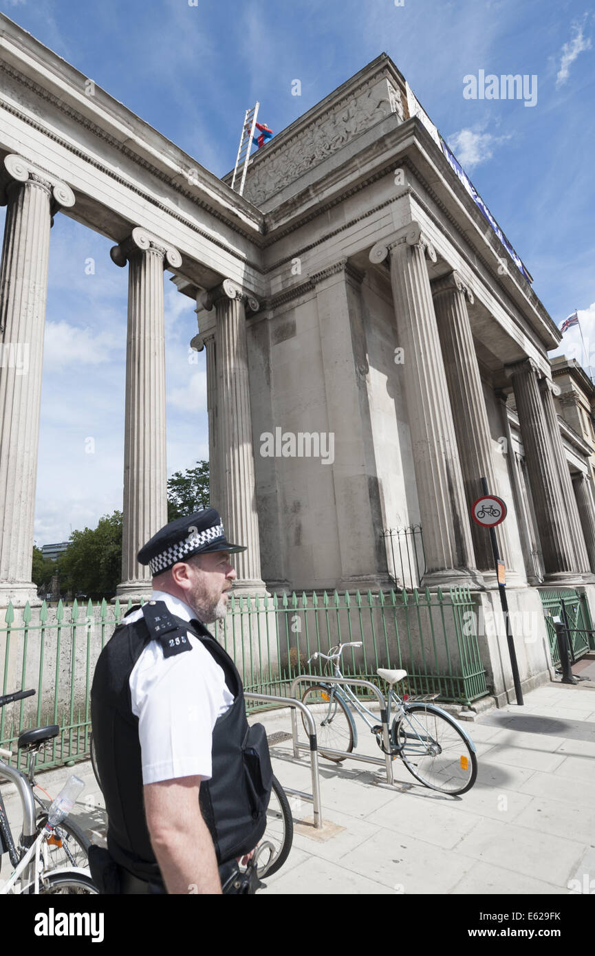 London, Londra, Regno Unito. 12 Ago, 2014. Manifestanti chiedendo loro stessi nuovi Padri 4 Scala di giustizia della Londra landmark entrata a Hyde Park. Uno dei manifestanti era vestito in un Uomo Ragno tuta e si era visto gesticolando V per la vittoria per i passanti. © Lee Thomas/ZUMA filo/Alamy Live News Foto Stock