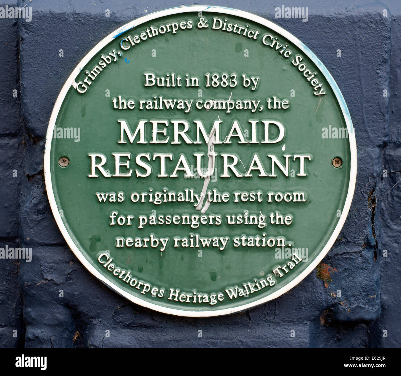 Una lapide commemorativa al ristorante Mermaid, Cleethorpes, Lincolnshire, Inghilterra, Regno Unito. Foto Stock