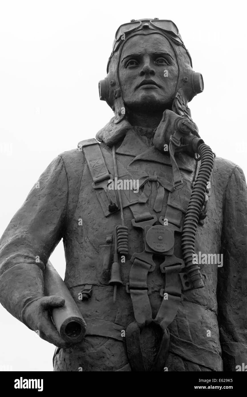 RAF Nord Coates Comando Bombardieri statua commemorativa, Pier giardini, Cleethorpes, South Humberside, Lincolnshire, Inghilterra, Regno Unito. Foto Stock