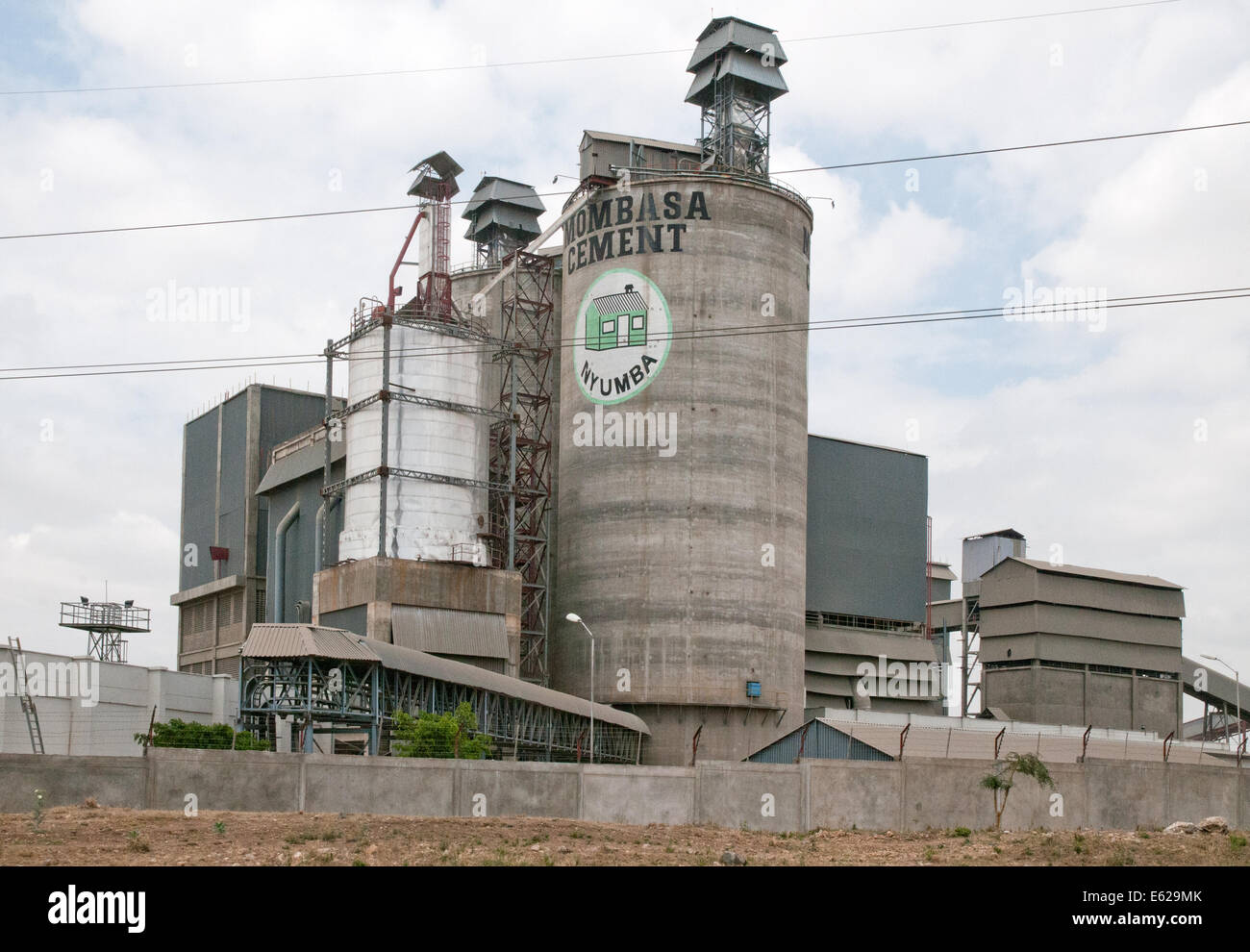 Mombasa industria del cemento silo di cemento e fabbrica a Athi River visto da Mombasa strada Nairobi Kenya Africa Orientale silo di cemento fa Foto Stock