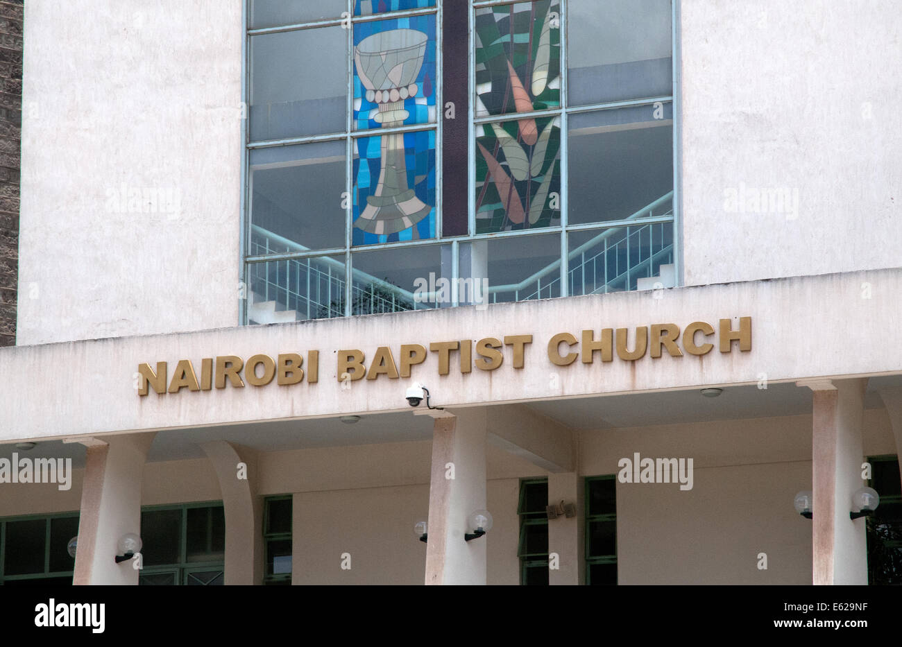 Particolare della facciata e le finestre di vetro macchiate di Nairobi chiesa battista di Ngong Road Nairobi Kenya Africa orientale Foto Stock