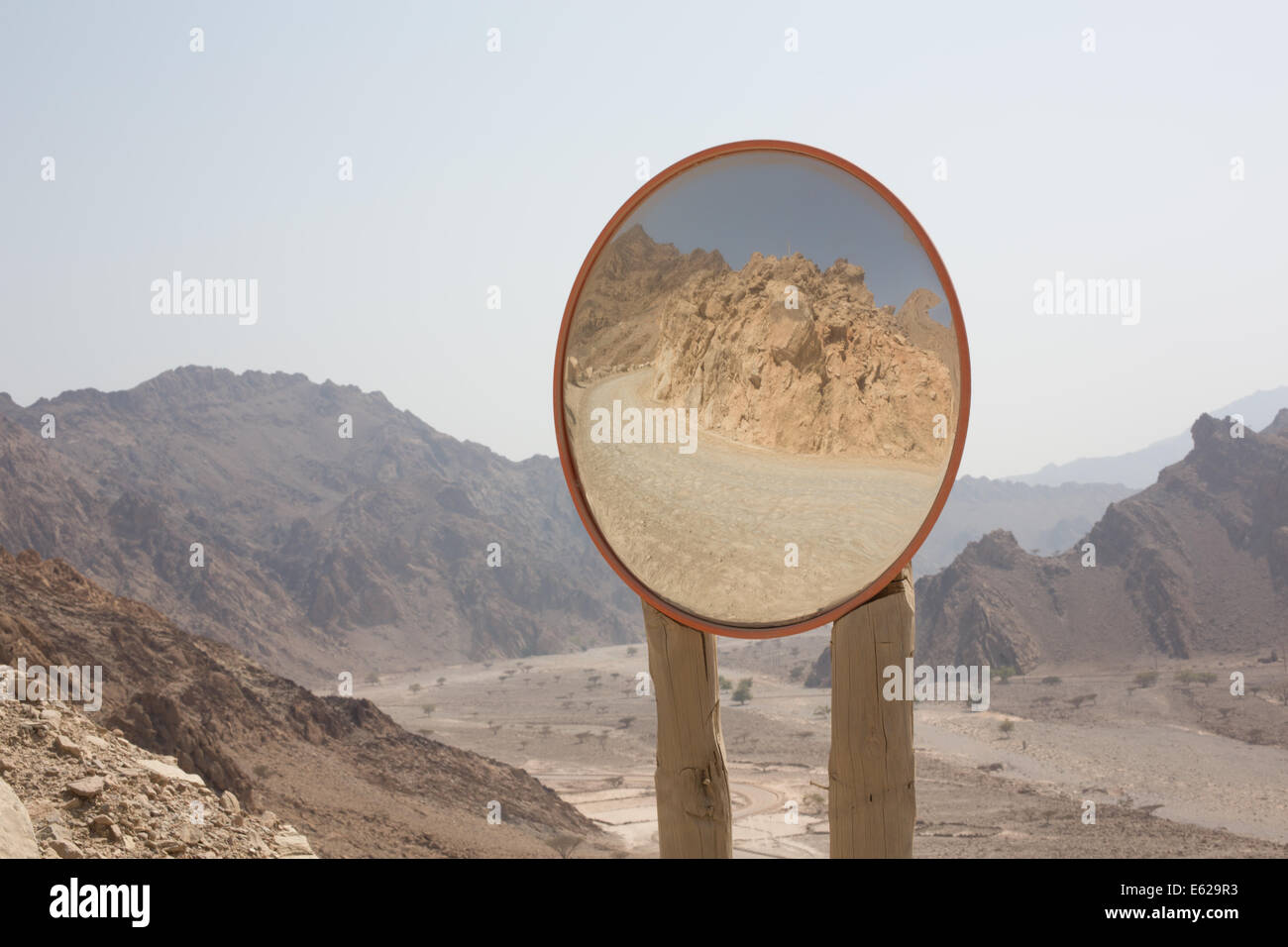 Il traffico specchio riflette la regione montana di Musandam, Oman Foto Stock