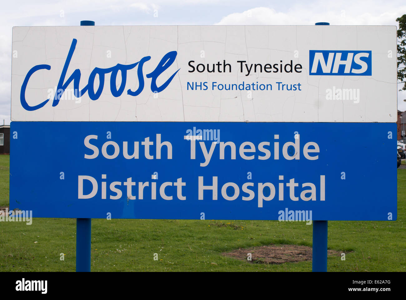 Cartello fuori South Tyneside District Hospital North East England Regno Unito Foto Stock