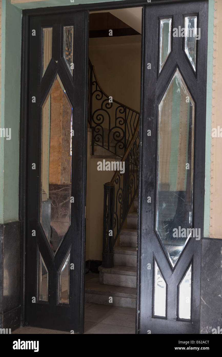 Dettaglio delle porte e delle scale di lobby, Bacardi building, capolavoro di art deco, Havana, Cuba Foto Stock