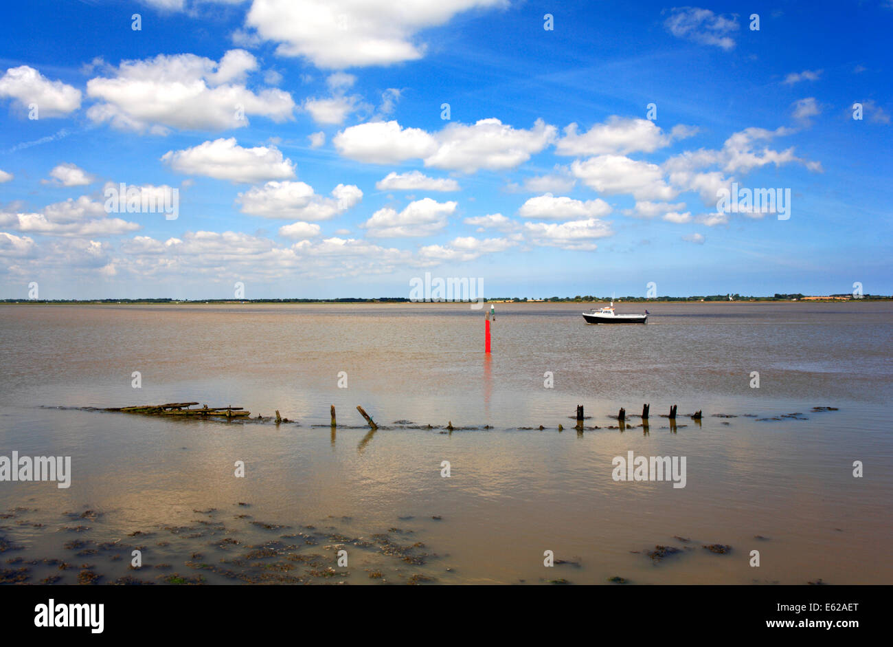 Una vista di Breydon acqua con i resti di una barca affondata nei pressi di Great Yarmouth, Norfolk, Inghilterra, Regno Unito. Foto Stock