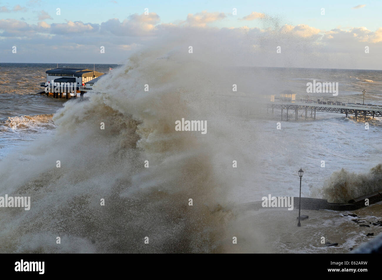 Alte onde rizzatura Cromer lungomare e il molo Norfolk durante la mareggiata Dic 2013 Foto Stock