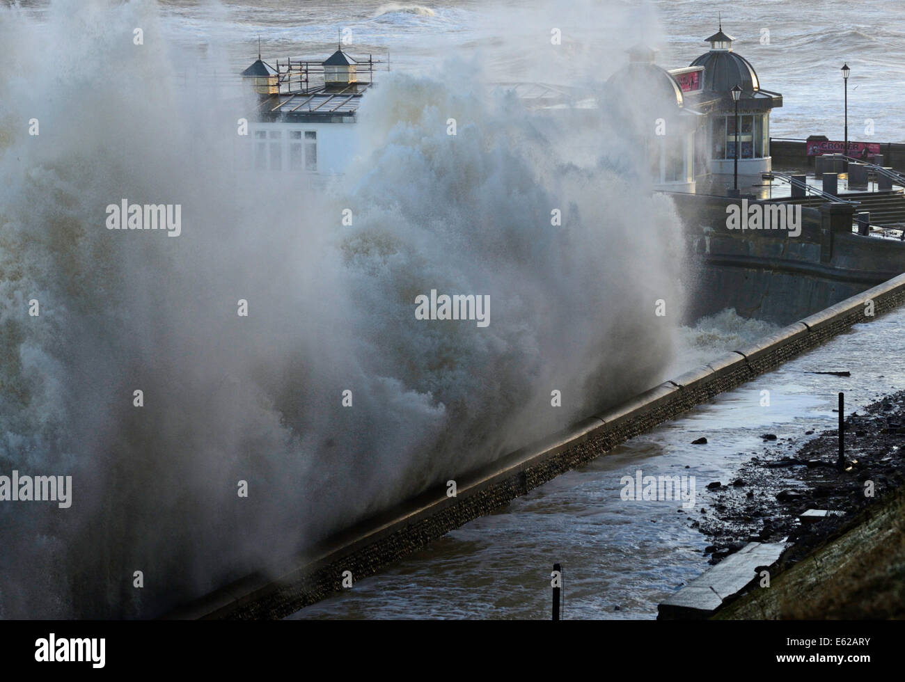 Un muro di acqua si scontra con la passeggiata a Cromer lungomare e il molo Norfolk durante la mareggiata Dic 2013 Foto Stock