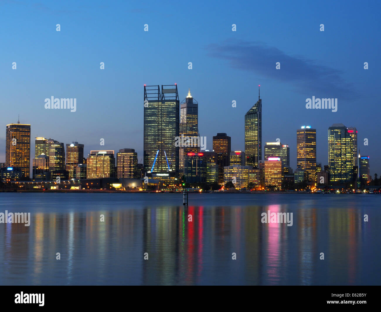 La città di Perth skyline notturno sul fiume Swan Foto Stock