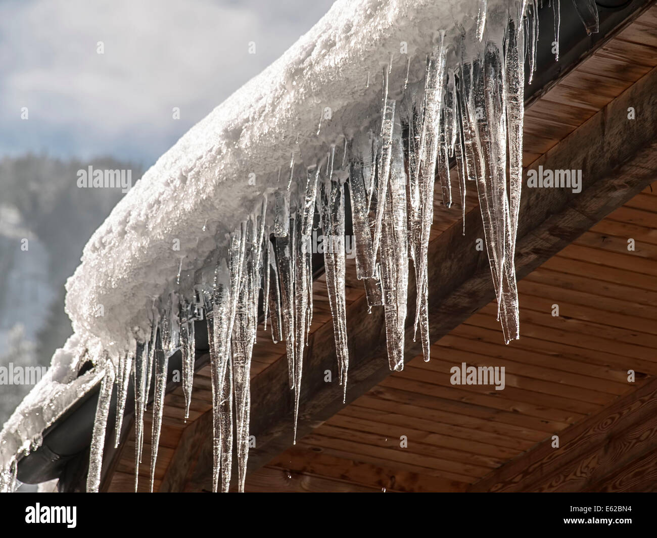 Ghiaccioli e neve sul tetto closeup, per l'inverno,freddo, temi meteo Foto Stock