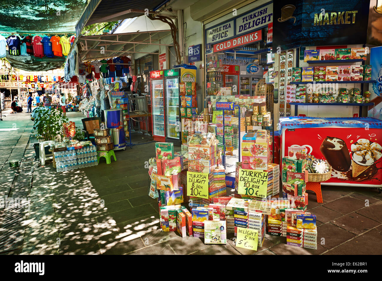 Delizie turche in stallo nel mercato di Bodrum Foto Stock