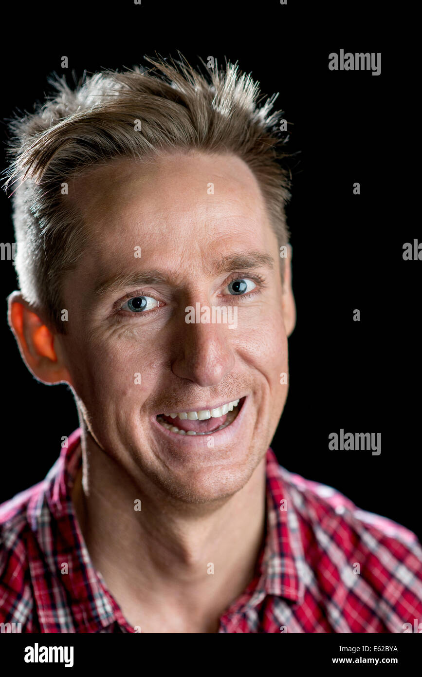 Headshots su nero di guardare un buon uomo nei suoi anni trenta con varie espressioni del viso. Foto Stock