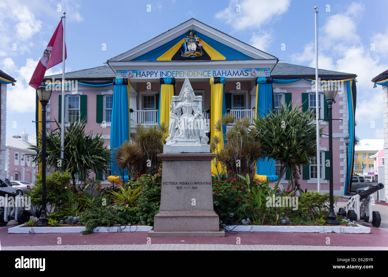 La Casa del Parlamento con la statua della regina Victoria, la piazza del Parlamento, a Nassau, Isola Provvidenza, le Bahamas Foto Stock